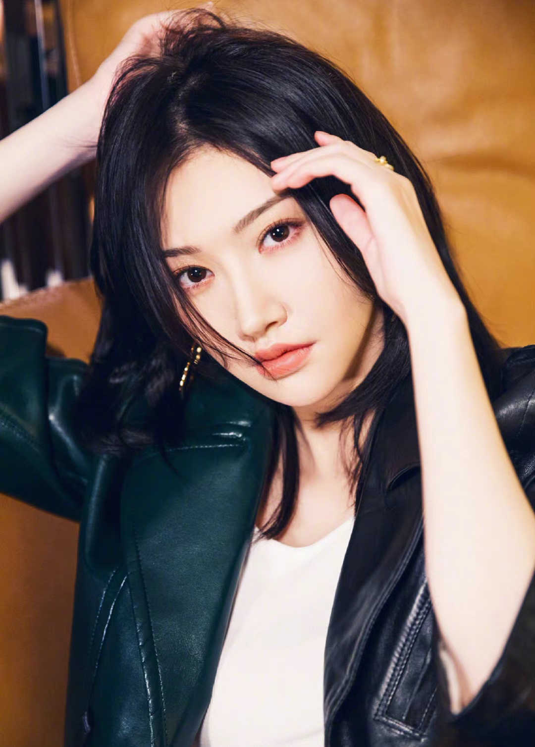 景甜细长上挑的眉毛和眼线凌乱风的黑发短款皮衣增加了一点慵懒感