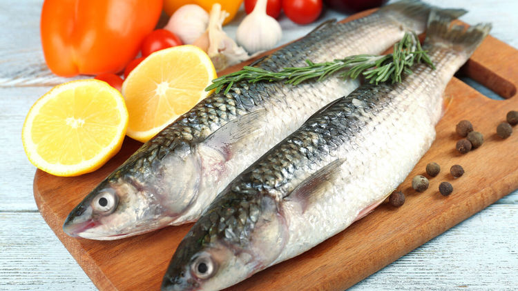 吃鱼时,用筷子夹3个部位的人,是行家,教你学会小技巧