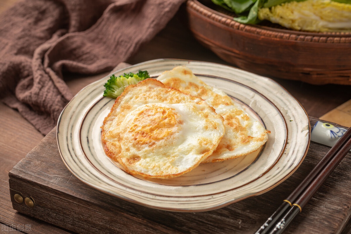 煎荷包蛋用凉油还是热油不少人用错了难怪不香嫩还会粘锅