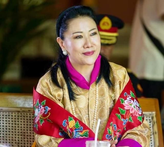 不丹王太后参加活动与女儿索南似姐妹保养得非常好雍容华贵