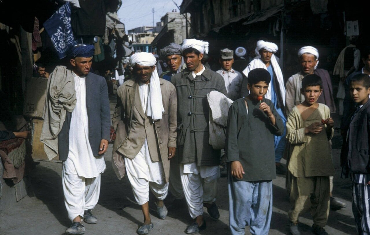 老照片 1969年的阿富汗老百姓 无所事事的阿富汗男人