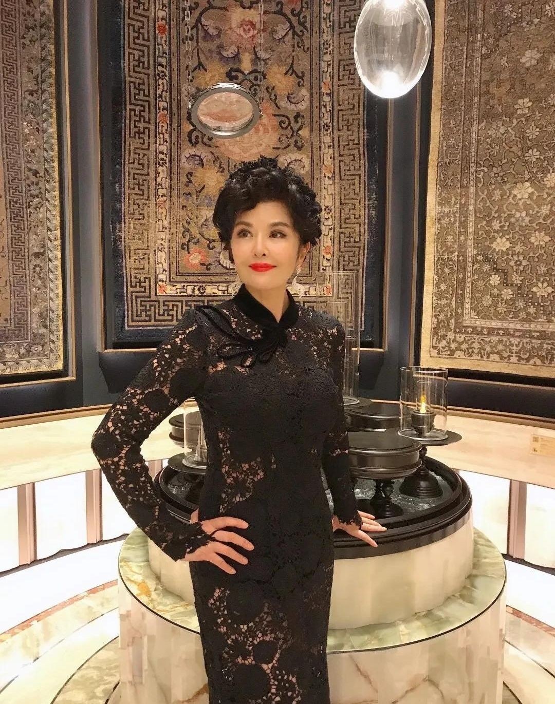 主持人田歌出镜造型被指怪异,下巴戳尖显不自然,年过半百现单身