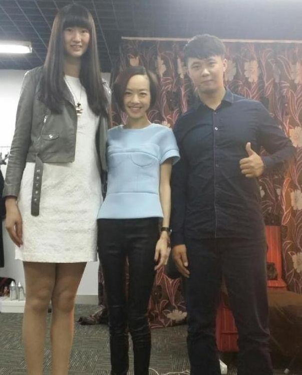 1米97女篮美女,嫁1米83农村小伙,回婆家撞门框,公婆为她拆房门|梁天云