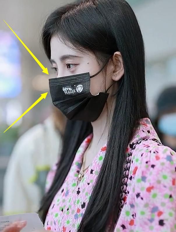 有种戴口罩方式叫鞠婧祎,缝隙中嘴鼻都看得到,这秀脸小方式我服