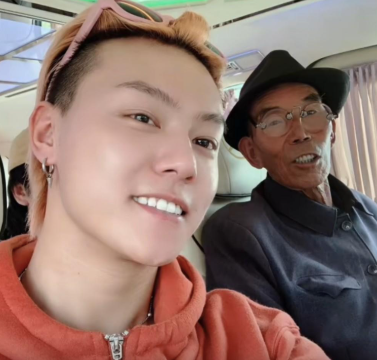 不过另一位一同参加改变的少年张赢天,却连一句纪念老人的话都没说