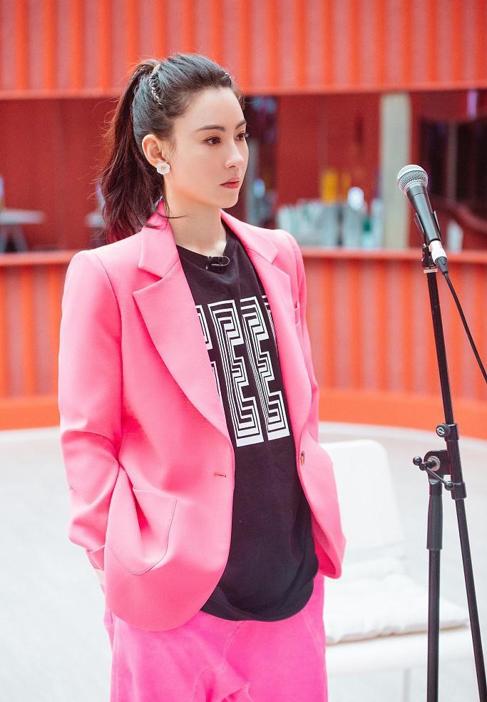 张柏芝《姐姐2》五公穿粉裙自信优雅 粤语独白动人