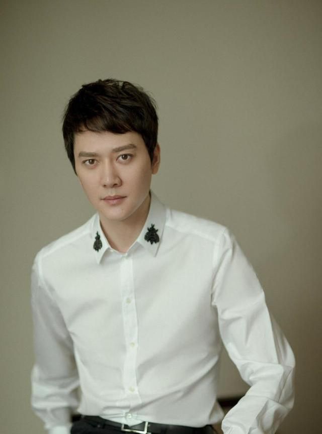 最近几张冯绍峰的路透照片在网上流传,照片中的冯绍峰,身穿一身花衬衫