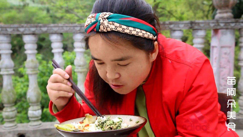 苗大姐苗家酸菜一砂锅香椿炒鸡蛋特别香米饭噌噌吃下肚