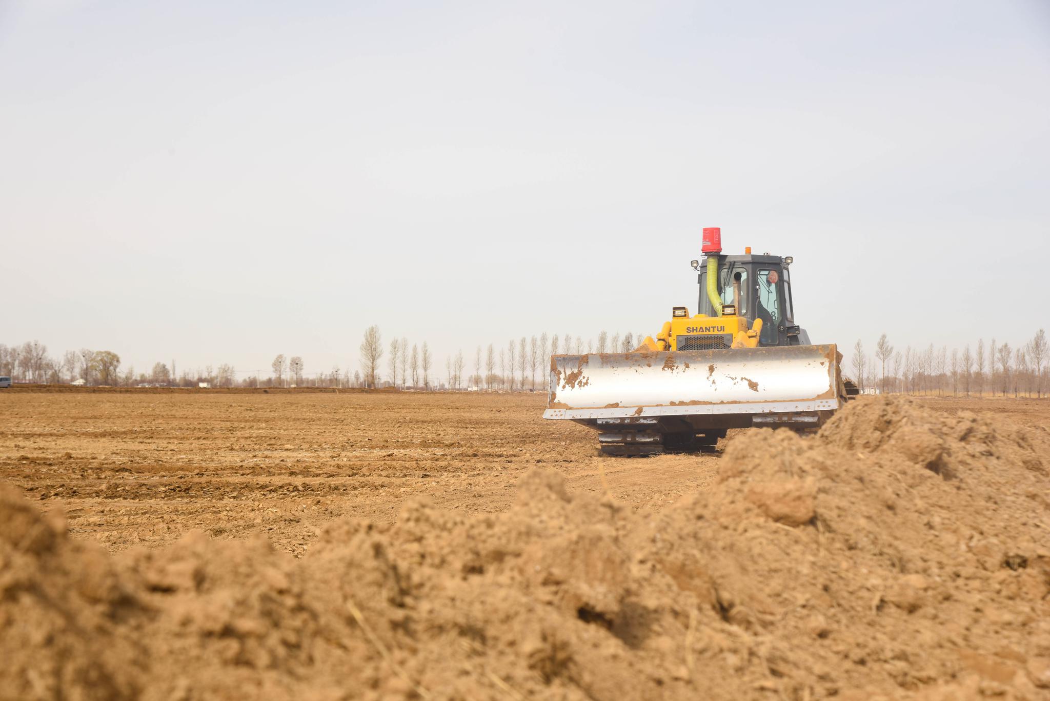4月3日,工作人员在达拉特旗昭君镇平整土地.新华社记者 恩浩 摄