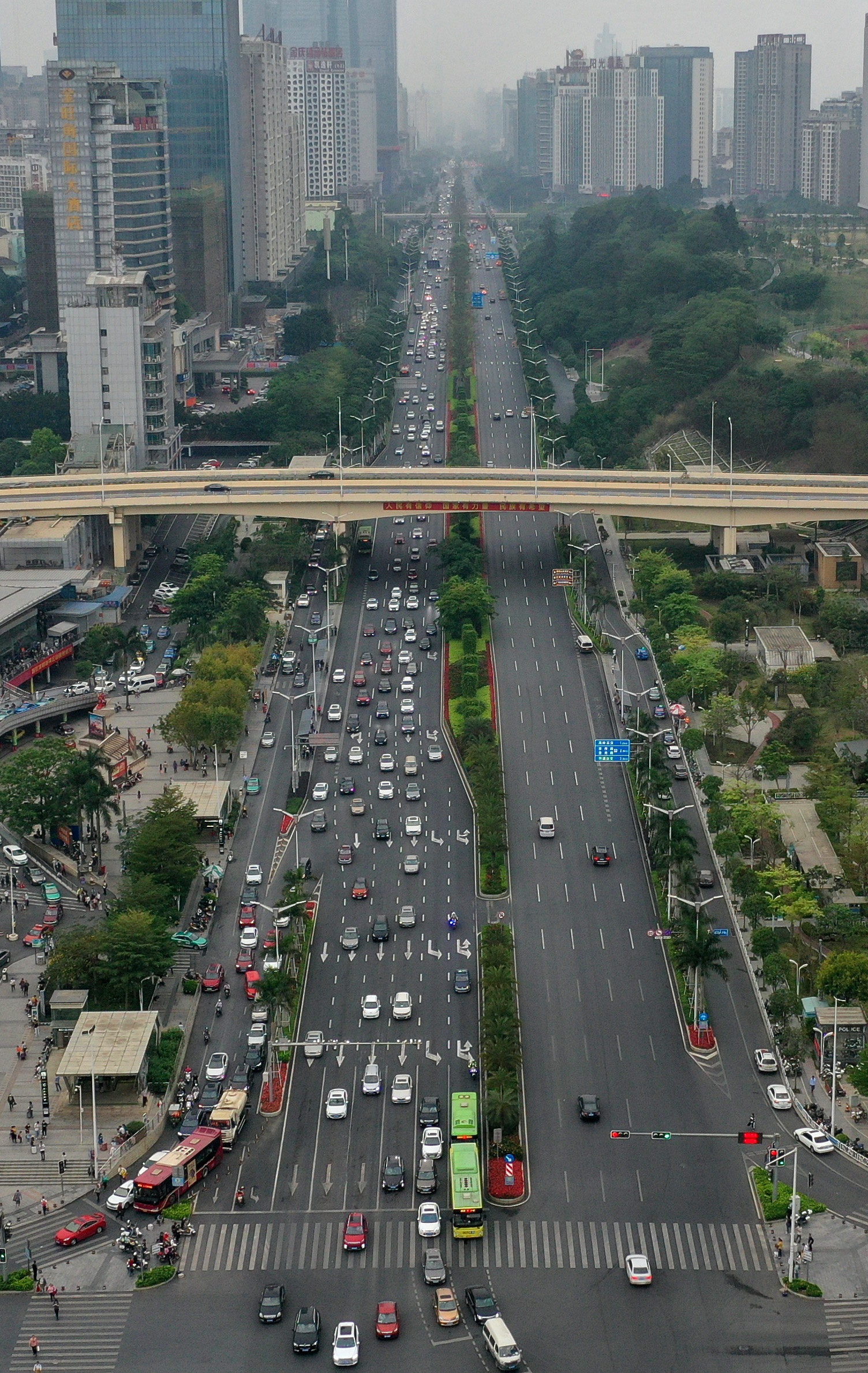 4月3日,在广西南宁市民族大道出城方向,大量车辆排队等候通行(无人机