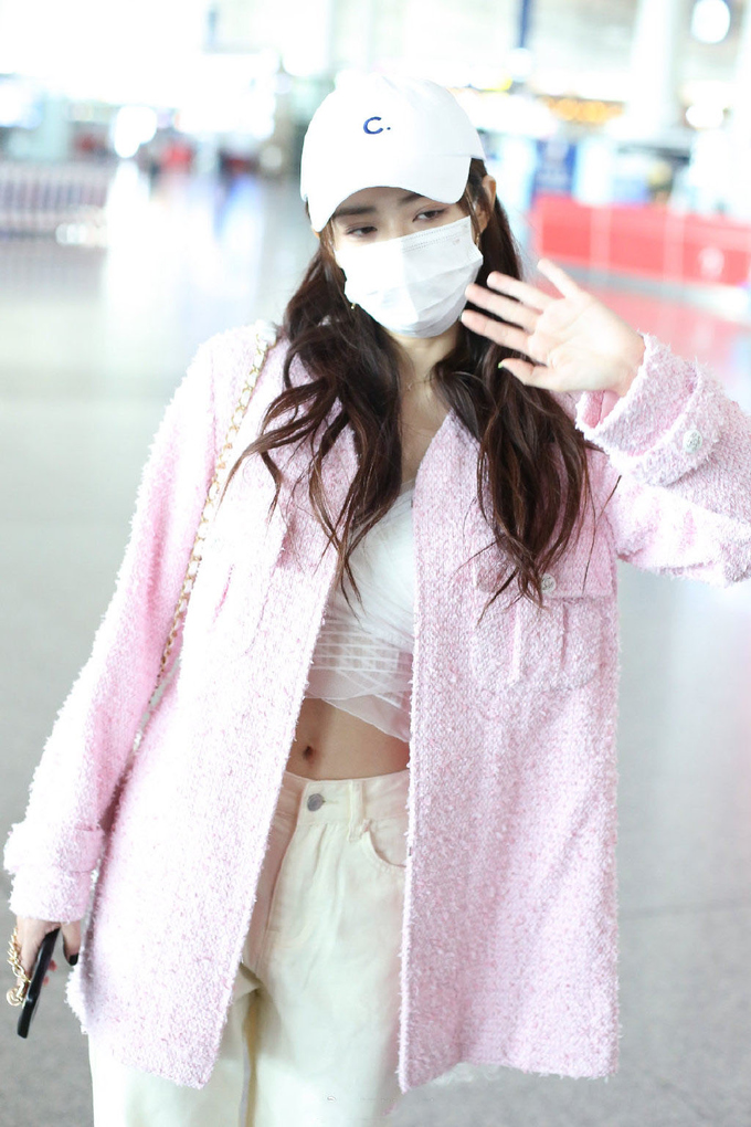 樱花味徐璐上线粉白露脐look又甜又酷纤细小蛮腰令人羡慕