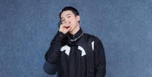 看到这温馨的一幕,也出现了被粉丝们调侃的小插曲,烧饼脸上被粘了一张