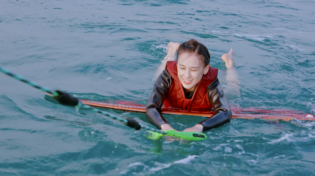 黄圣依海边冲浪,穿泳装秀大长腿