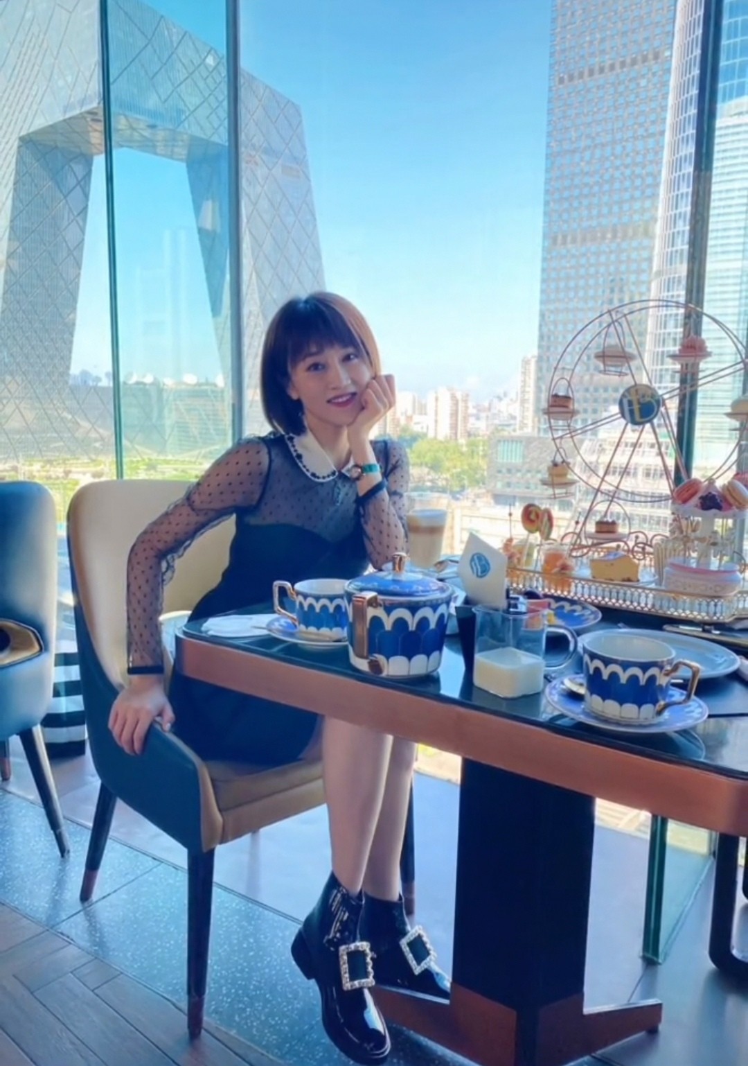 车前热舞,一双筷子腿又细又长,外套3万多|翟星月|热舞|方亮_新浪新闻