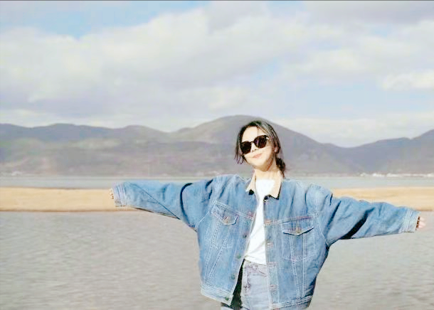 谭松韵小长假在海边嬉戏一身牛仔裤亮相干净又甜美