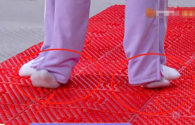 景甜踩张彬彬的脚走指压板我却关注张彬彬手放的位置甜到了