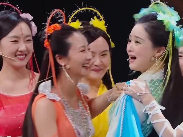 《欢天喜地七仙女》重聚,蒋欣感动流泪,霍思燕缺席令人遗憾