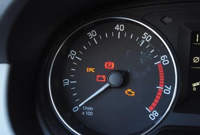 汽车电瓶灯亮怎么回事?不能大意