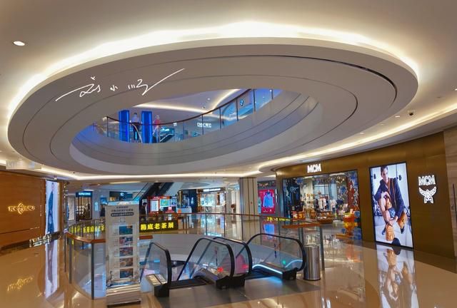 据说,这家"磐基名品中心"已经开张十余年,算是厦门的老牌商场之一,想