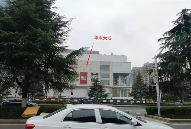 相同时间段内华采天地的餐饮门店,人气明显高了很多,和金源广场形成了