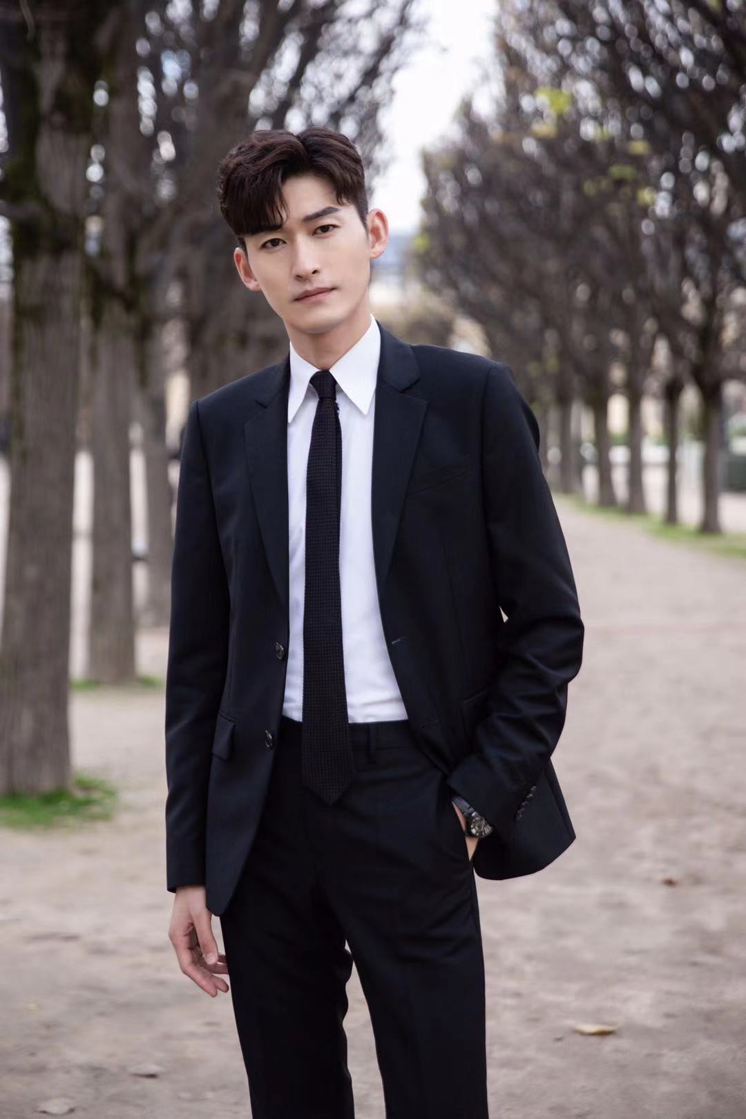张翰穿黑色西装,帅气有度,满屏大男孩气场