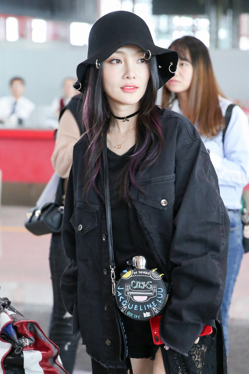 李小璐依旧钟爱嘻哈风,黑色外套里还搭长款蕾丝外套装酷,真高调