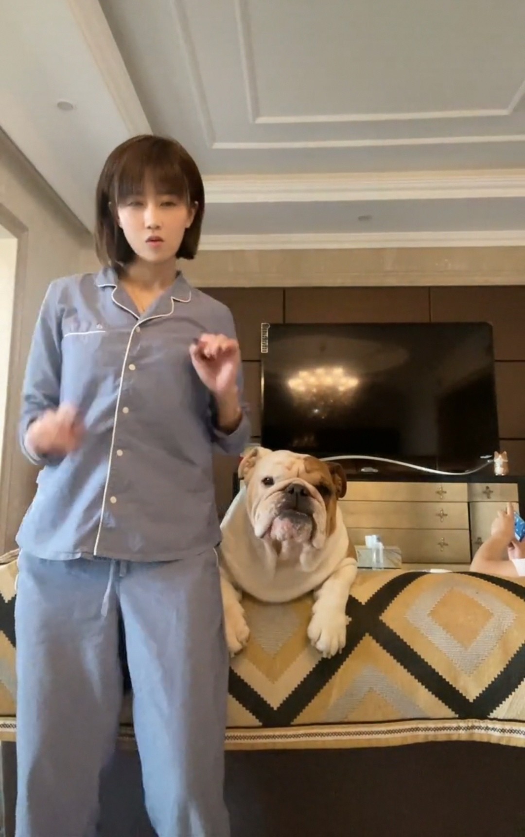 乡爱"苏玉红"百万豪车前热舞,一双筷子腿又细又长,外套3万多