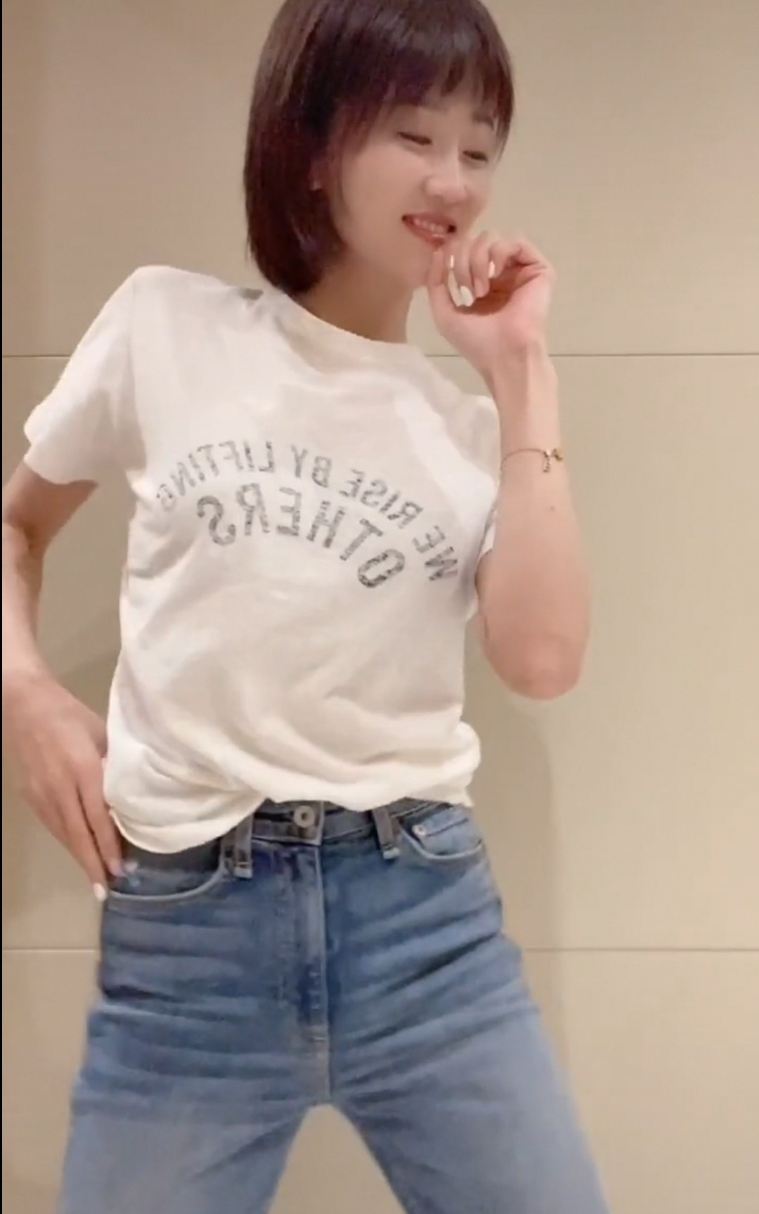 车前热舞,一双筷子腿又细又长,外套3万多|翟星月|热舞|方亮_新浪新闻