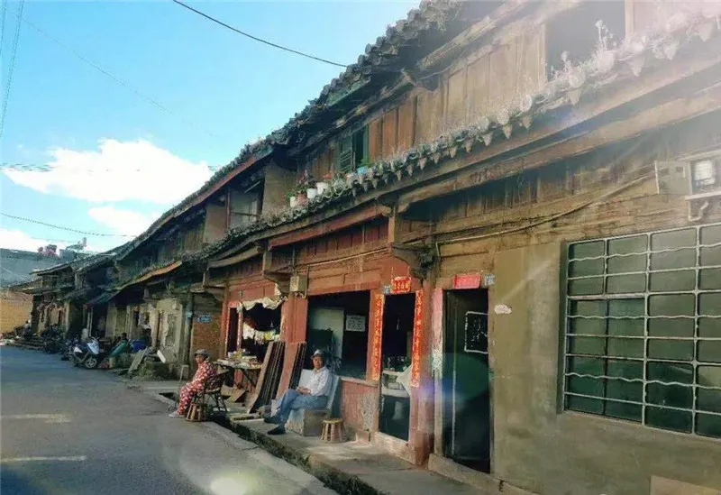 江城的猛烈老镇始建于乾隆年间当时由汉族迁至此地定居瓦墙房屋便拔地