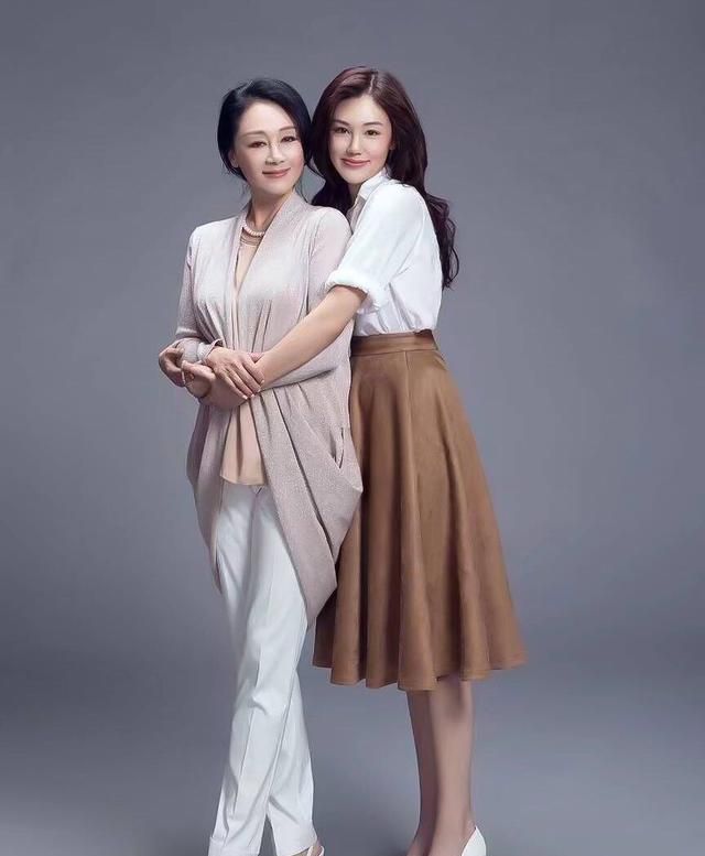 王姬携女儿现身活动母女俩同穿礼服裙抢眼女儿气质却更加出挑