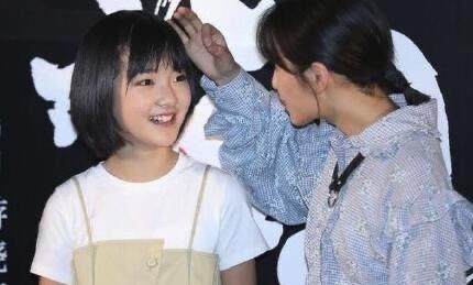 我的姐姐首映礼上张子枫帮王圣迪整理头发互动温柔有爱