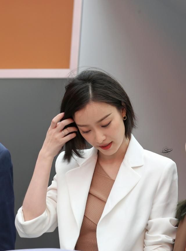 倪妮生图有多惊艳白色西装气质动人不愧是生图杀手