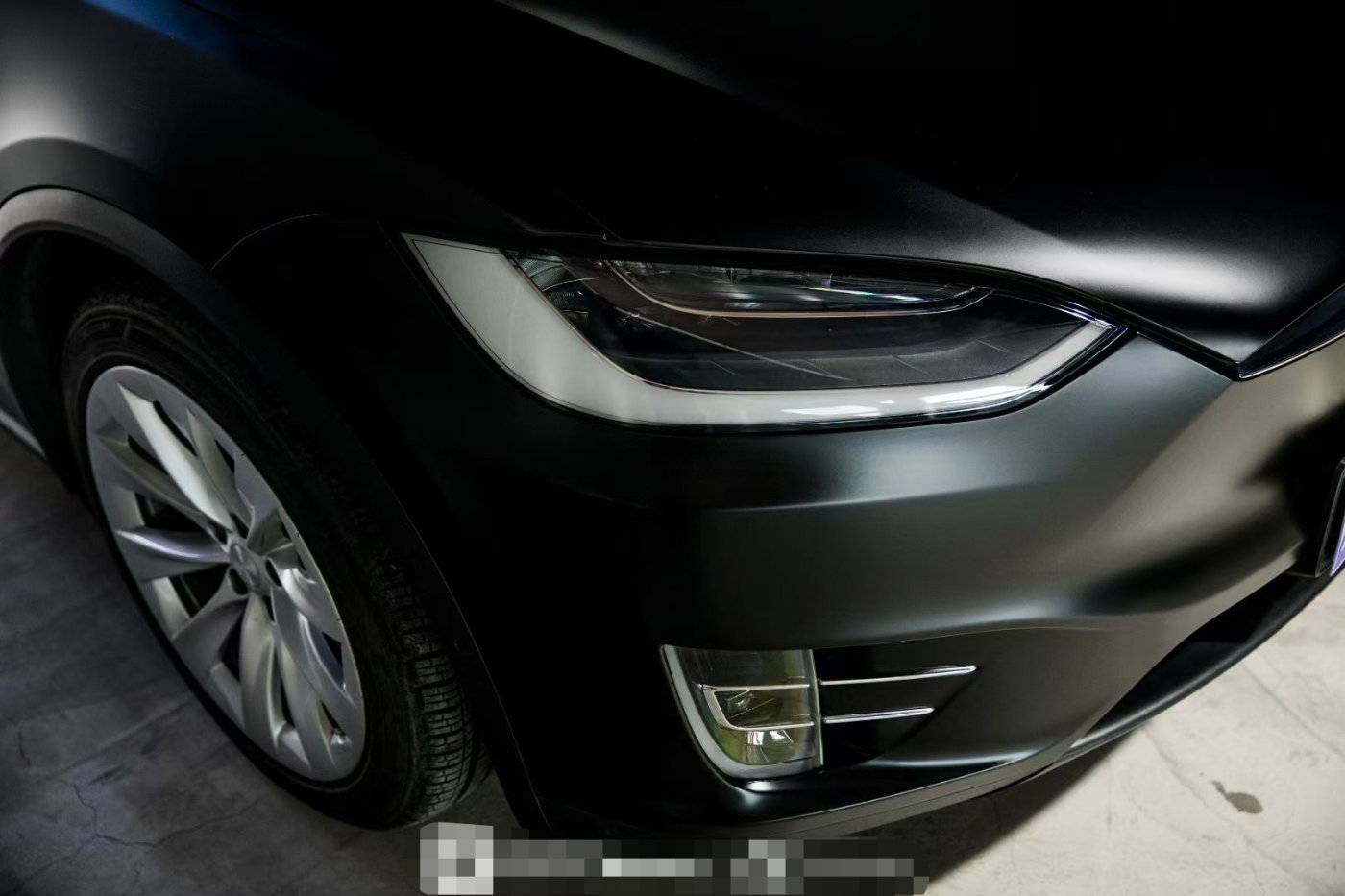 特斯拉model x全车换色磨砂黑 科幻又复古的奢华