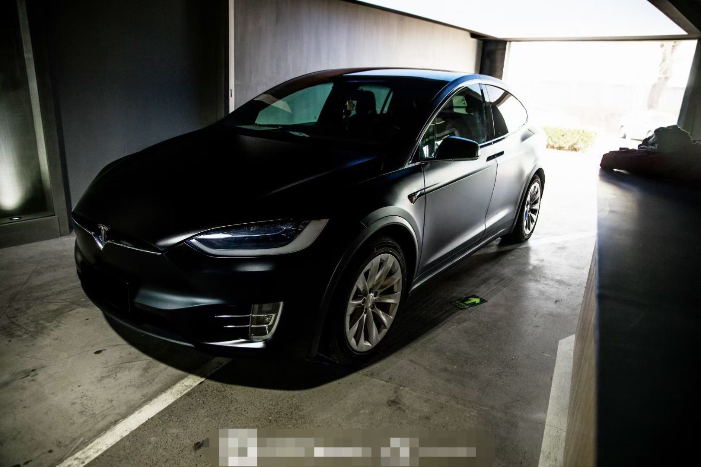 特斯拉model x全车换色磨砂黑 科幻又复古的奢华