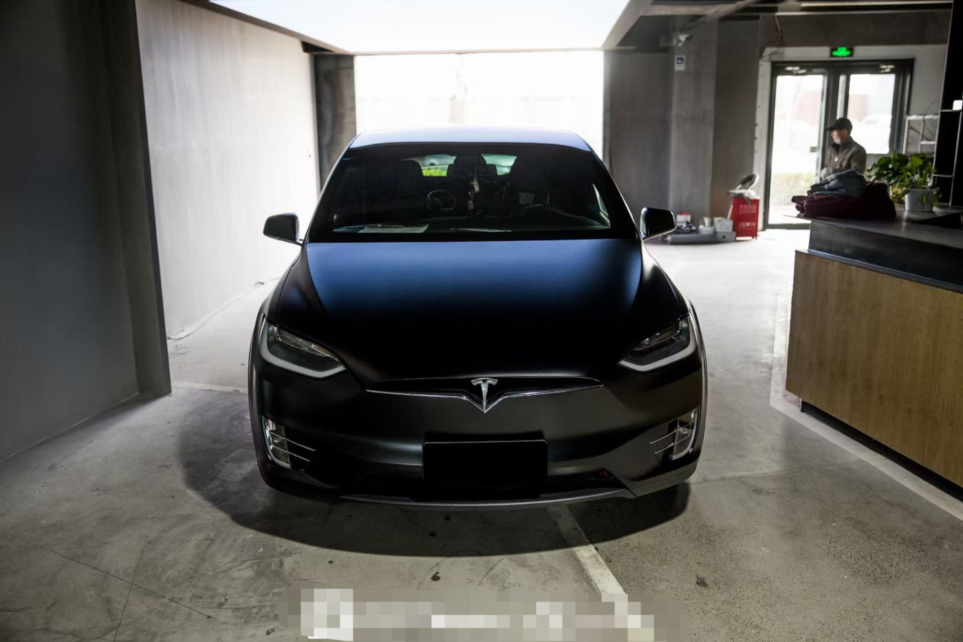 特斯拉model x全车换色磨砂黑 科幻又复古的奢华