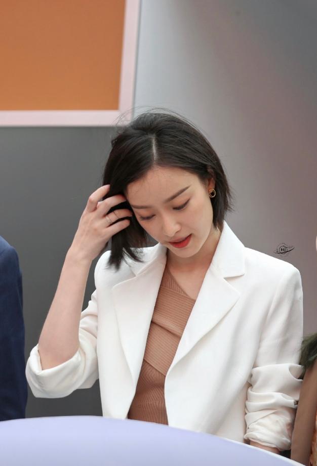 倪妮红唇短发气质绝,白色西装秀出好身材,网友:生图s手