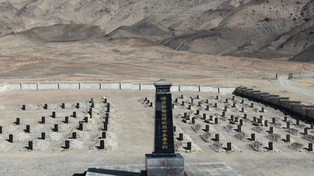 清明祭英烈 112朵玫瑰盛开在康西瓦烈士陵园