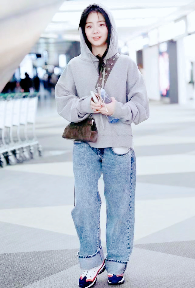 谭松韵小长假在海边嬉戏一身牛仔裤亮相干净又甜美