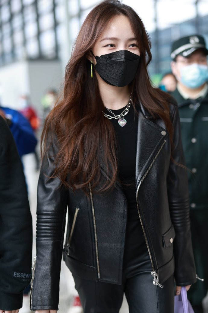 孟佳走机场真时髦穿皮衣气场一米八还不够搭配皮裤霸气侧漏