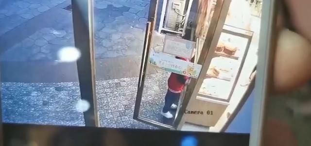 四川女孩自己被门夹,父亲却反复用门夹店员的手:为啥不做安全措施休闲区蓝鸢梦想 - Www.slyday.coM