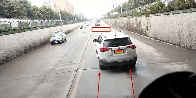 临颍:京广涵洞下一轿车低速行驶,后方大车强行超车,差点出车祸