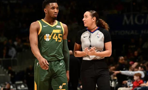 火了!nba美女裁判和霍华德互动,曾面对东契奇露出初恋般笑容