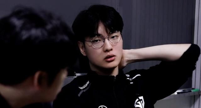 在赢下比赛后,由于局势是一边倒的,所以上单选手rascal也并没有感到