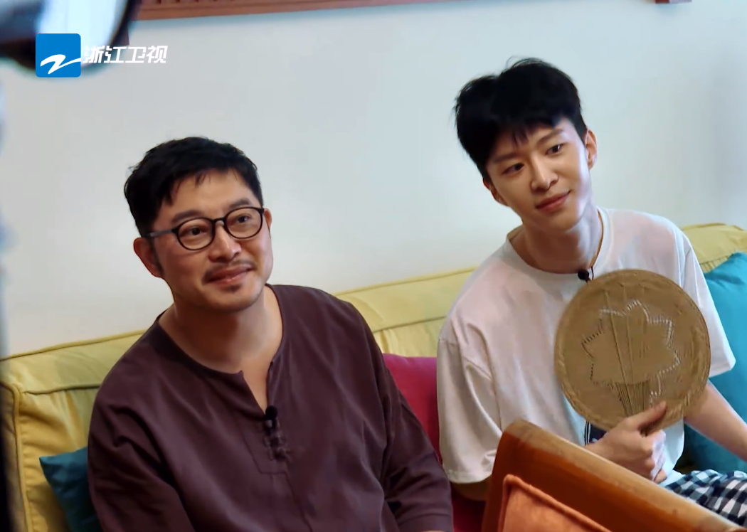 《极限挑战》曝男明星素颜:邓伦皮肤好,黄明昊肤色暗沉痘印明显