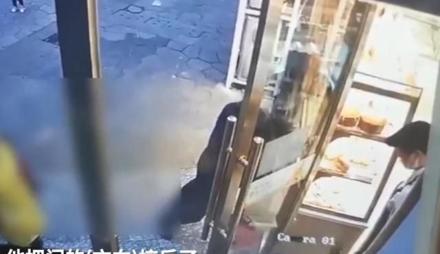 四川女孩自己被门夹,父亲却反复用门夹店员的手:为啥不做安全措施休闲区蓝鸢梦想 - Www.slyday.coM