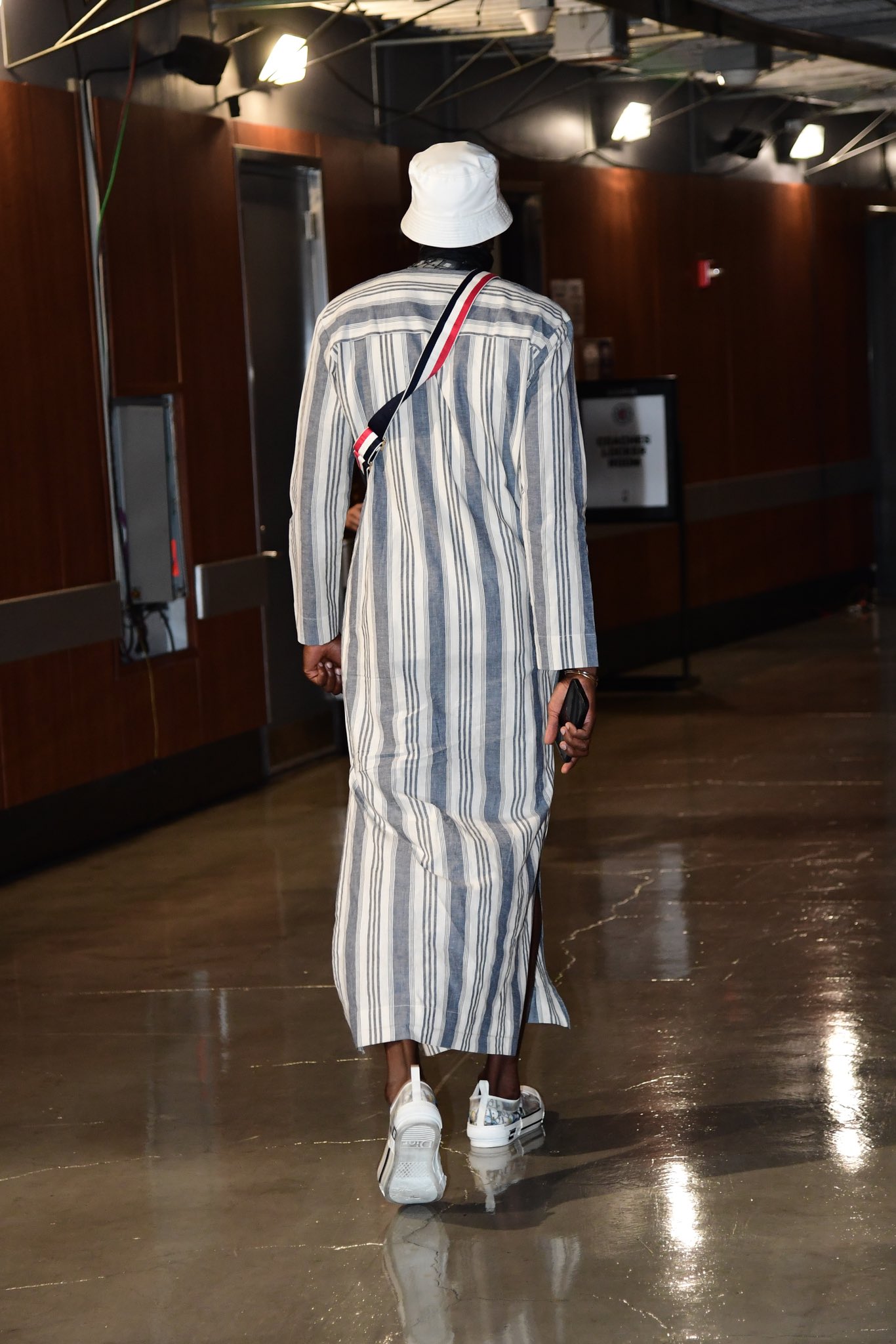 伊巴卡今天的穿着如何?卢:我不记得了,我真的不记得了