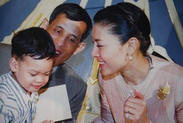 西拉米和泰王旧照太有爱,带提帮功王子玩小汽车