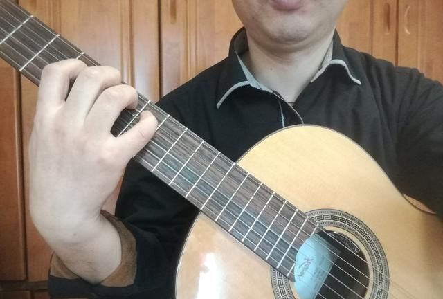 学吉他是开始练习单音曲还是开始就学和弦指弹曲
