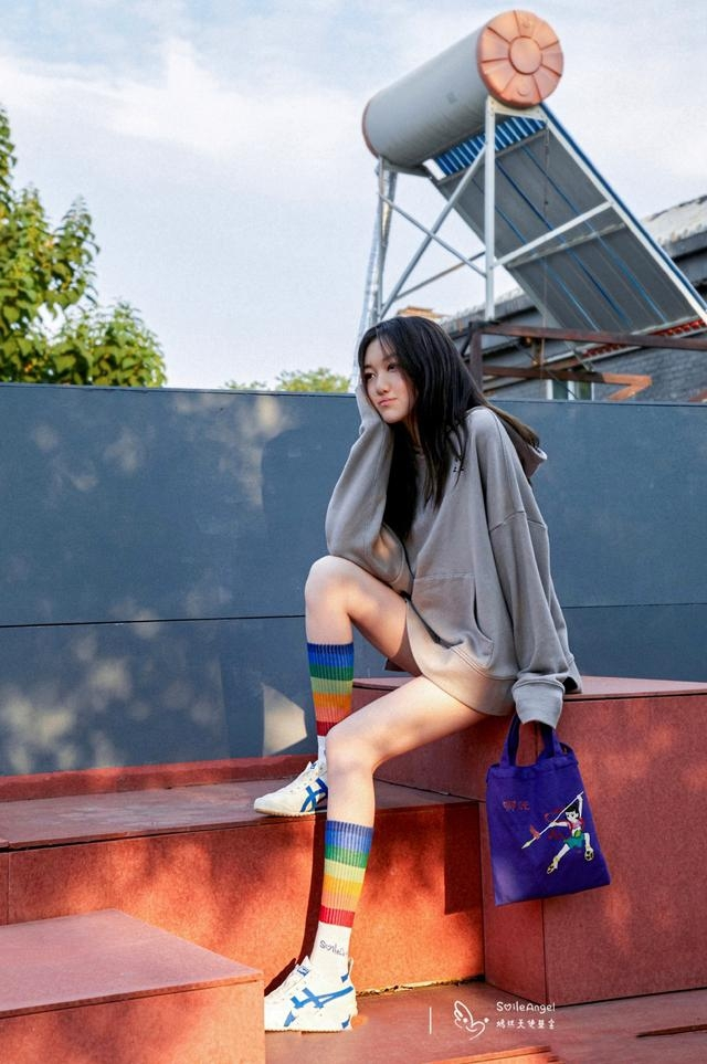 李嫣携闺蜜玩变装游戏穿海军校服变日系少女嘴部疤痕恢复太好