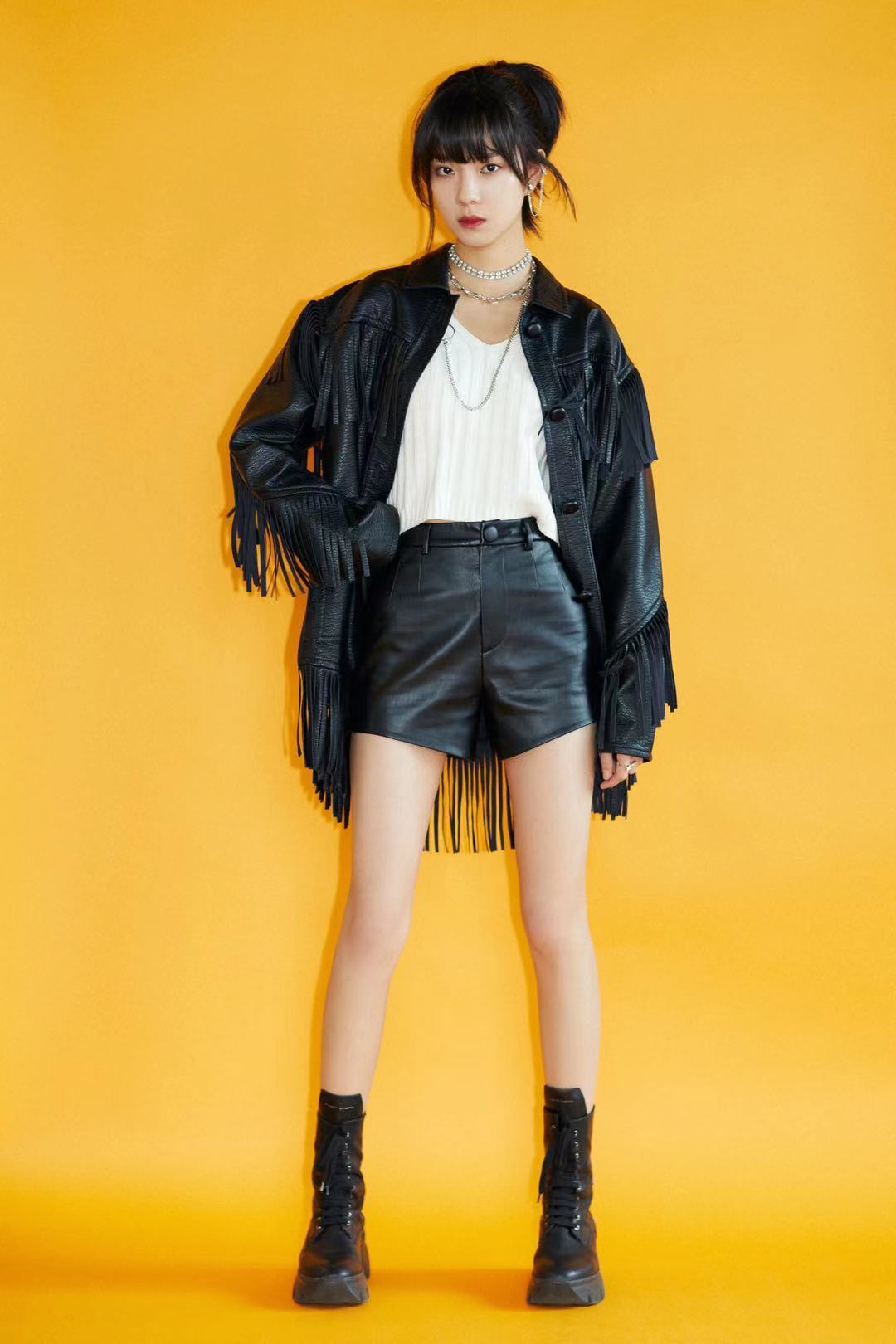庄达菲身穿流苏外套搭配皮短裤时尚又摩登比网红穿搭要高级
